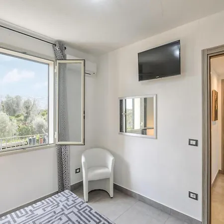 Spacious In Siracusa With Private Garden