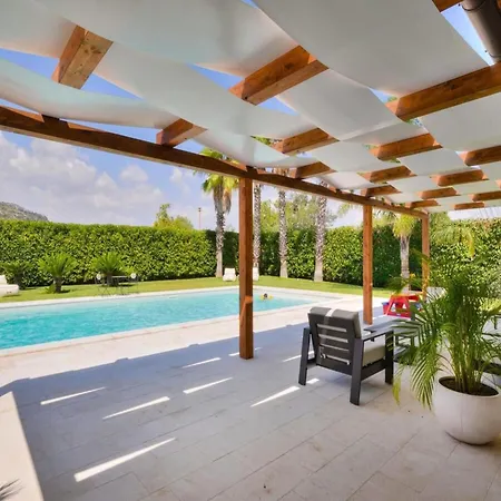 Spacious In Siracusa With Private Garden