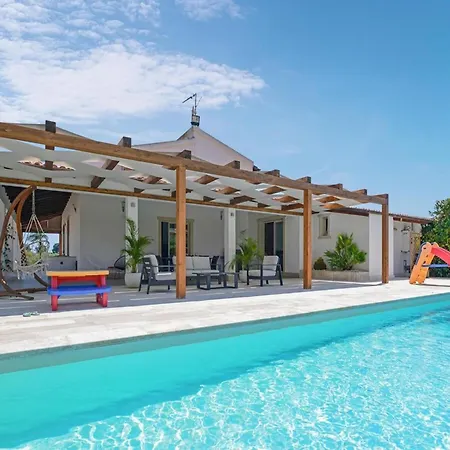 Spacious In Siracusa With Private Garden