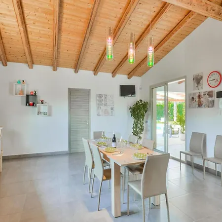 Spacious In Siracusa With Private Garden Villa Floridia